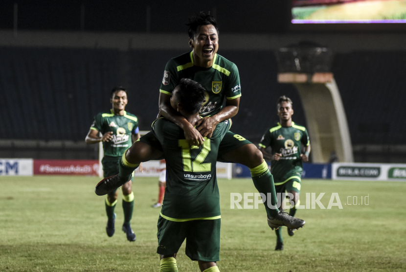 Sejumlah pemain Persebaya Surabaya melakukan selebrasi usai mencetak gol ke gawang Madura United dalam pertandingan lanjutan Grup C Piala Menpora 2021 di Stadion Si Jalak Harupat, Kabupaten Bandung, Ahad (28/3). Dalam pertandingan tersebut Persebaya Surabaya berhasil mengalahkan Madura United dengan Skor 2-1. Foto: Republika/Abdan Syakura