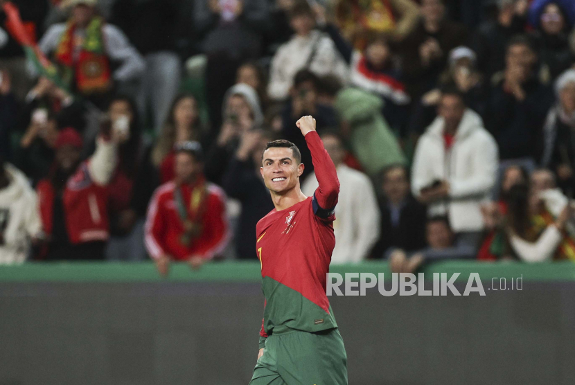 Bintang timnas Portugal, Cristiano Ronaldo, berselebrasi setelah mencetak gol pada pertandingan kualifikasi Euro 2024 antara Portugal dan Liechtenstein, di Lisbon, Portugal, (23/3/2023).