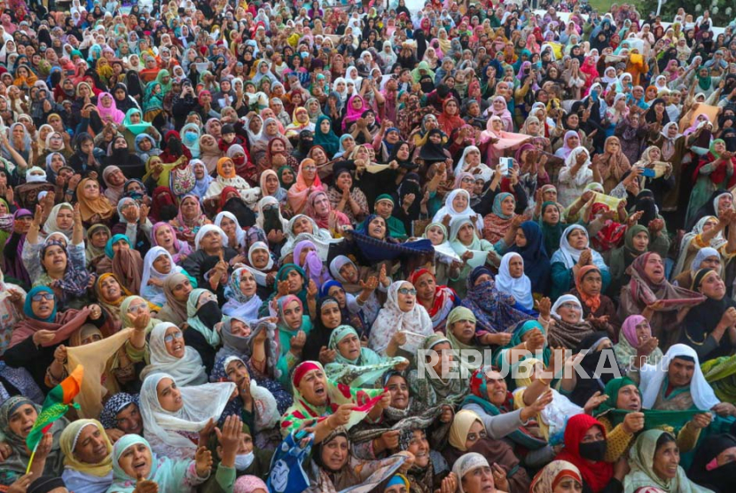 Umat Muslim berdoa saat peringatan hari lahir Nabi Muhammad SAW di Srinagar, Kashmir, India, (29/9/2023. Ribuan jamaah berkumpul untuk memanjatkan doa khusus pada peringatan Maulid Nabi Muhammad SAW.