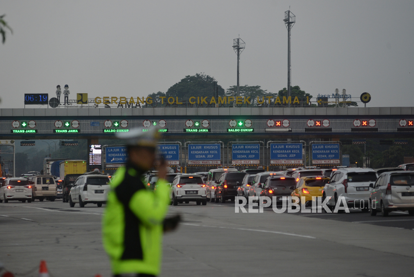 Kendaraan pemudik antre untuk melintas di gerbang Tol Cikampek Utama, Jawa Barat, Selasa (18/4/2023). BUJT Kementerian PUPR mengumumkan daftar 12 tol yang memberikan potongan 20 persen pada 27-29 April 2023, termasuk Tol Jakarta-Cikampek.