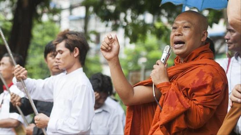 Junta Myanmar membatalkan rencana menempatkan biksu Buddha pada pos pemeriksaan militer di Mandalay karena penolakan dari anggota komunitas monastik setempat.