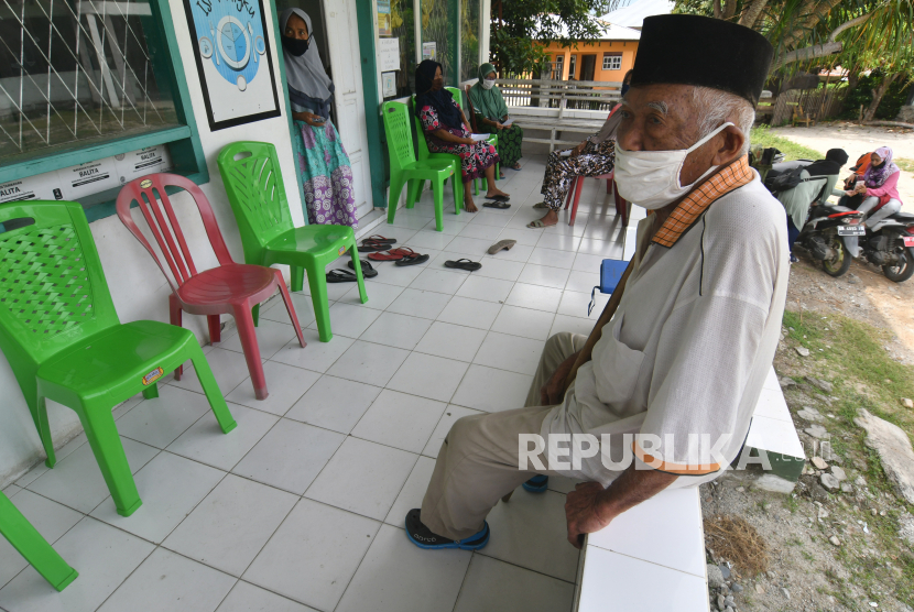 Sejumlah warga lanjut usia (lansia) mengantrie untuk mengikuti pemeriksaan kesehatan 