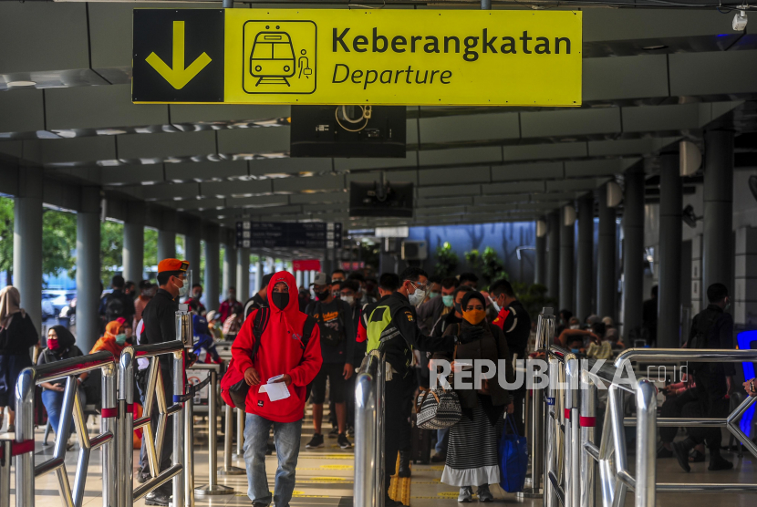 Sejumlah penumpang mengantre saat akan menaiki kereta di Stasiun Pasar Senen, Jakarta, Rabu (28/10). Direktur Utama KAI Didiek Hartantyo mengatakan selama periode libur panjang, okupansi kereta api (KA) Jarak Jauh mencapai 90 persen dari tiket yang disediakan. 