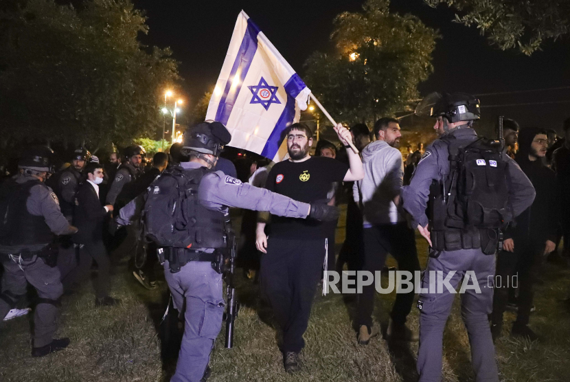 Polisi perbatasan Israel memblokir anggota Lahava, sebuah kelompok ekstremis Yahudi yang mendekati Gerbang Damaskus untuk memprotes di tengah ketegangan yang meningkat di kota itu, tepat di luar Kota Tua Yerusalem, Kamis, 22 April 2021.