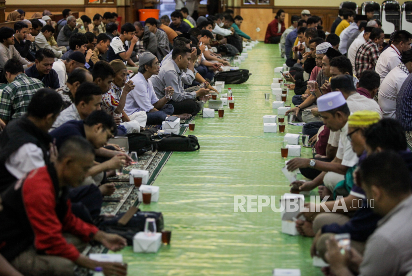 Warga melaksanakan buka puasa bersama di Masjid Agung Al Azhar, Jakarta, Rabu (13/3/2024). Masjid Agung Al Azhar menyediakan 700 paket makanan berupa takjil dan makanan berat setiap harinya untuk umat Muslim yang ingin berbuka puasa di masjid tersebut selama bulan suci Ramadhan 1445 Hijriah.