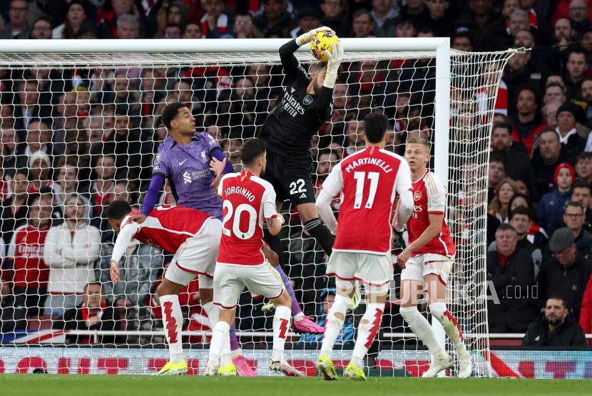  Arsenal goalkeeper David Raya catches ther ball during the English Premier League match between Arsenal FC and Liverpool FC, in London, Britain, 04 February 2024.  