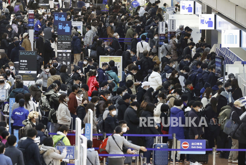  Wisatawan berkerumun di lobi keberangkatan bandara Haneda di Tokyo.
