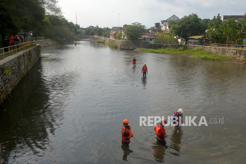 Tim SAR gabungan mencari korban tenggelam di Dan Lepen Sungai Gajahwong, Yogyakart, Ahad (17/4/2022).