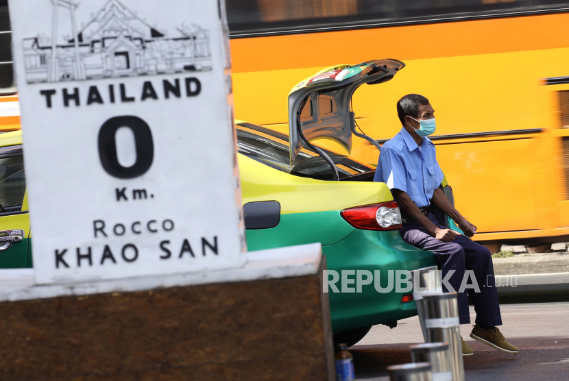 Seorang sopir taksi menunggu pelanggan di dekat hotspot turis yang sepi di Jalan Khaosan di Bangkok, Thailand, Selasa (12/1). Thailand memperingati satu tahun sejak pertama kali terinfeksi COVID-19, pada 12 Januari 2020. EPA-EFE/NARONG SANGNAK