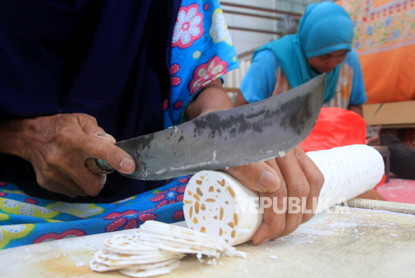 Asosiasi Kedelai Indonesia (Akindo) meminta agar pemerintah  tidak memberikan beban kepada para importir kedelai untuk membina para petani lokal dalam membudidayakan kedelai. Pasalnya, para importir tidak memiliki kapasitas dalam mengelola budidaya pertanian.