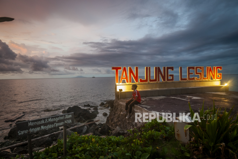 Warga menikmati matahari terbenam di Kawasan Ekonomi Khusus (KEK) Tanjung Lesung, Pandeglang, Banten, Minggu (4/12/2022). Pantai yang berada di KEK Tanjung Lesung merupakan destinasi wisata yang menawarkan pemandangan matahari tenggelam (sunset). 