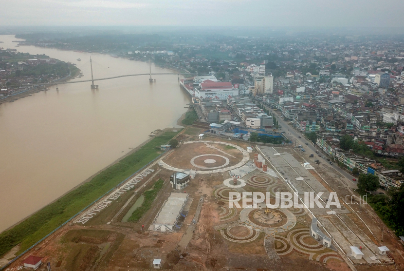 Foto udara Taman Putri Pinang Masak di tepi Sungai Batanghari di Jambi, Kamis (12/1/2023). Basarnas Cari Warga Diduga Kesurupan dan Jatuh ke Sungai Batanghari