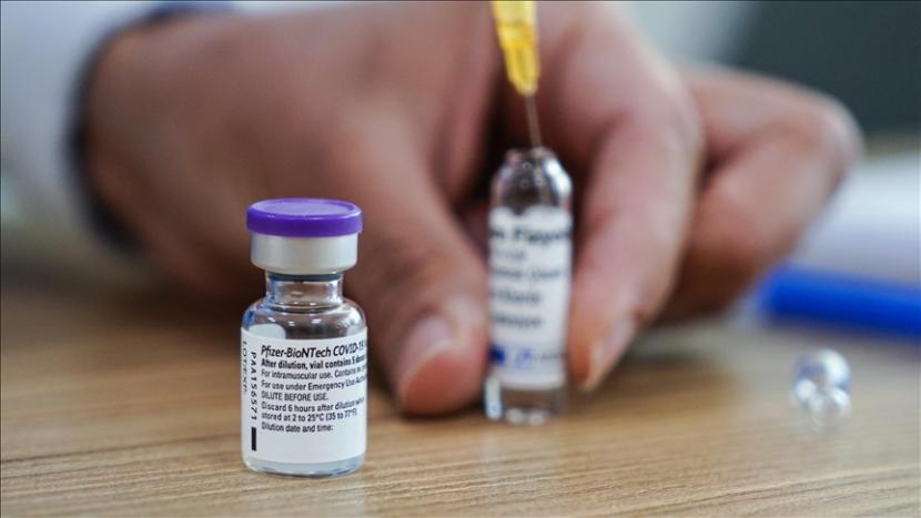 Filipina menerima gelombang pertama 193.050 dosis vaksin Pfizer-BioNTech yang disumbangkan melalui Fasilitas COVAX pada Senin malam (10/5) di kota Pasay.