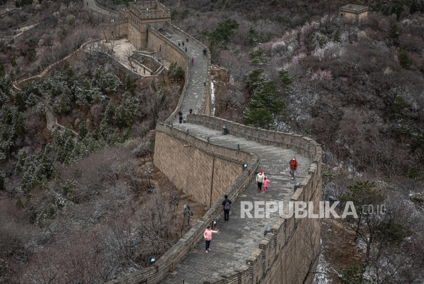 Tembok Besar Badaling yang hampir kosong, di Beijing, Cina, 26 Maret 2020. Keberadaan tembok yang mirip dengan Tembok Besar di Taman Ekologi Xixiaguaishiling, Kota Nanchang, diprotes warganet China.