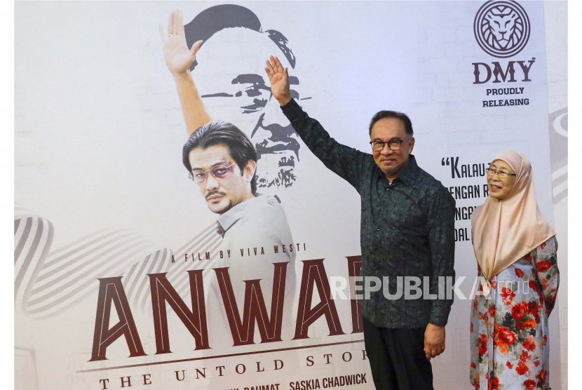  Perdana Menteri Malaysia Anwar Ibrahim (kiri) dan istrinya Wan Azizah (kanan).