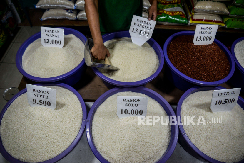 Pedagang menata beras di kawasan Simprug, Jakarta, Jumat (2/12/2022). Saat ini terjadi perbedaan data stok beras nasional di kalangan kementerian dan lembaga terkait yang berujung pada rencana impor beras. (ilustrasi)
