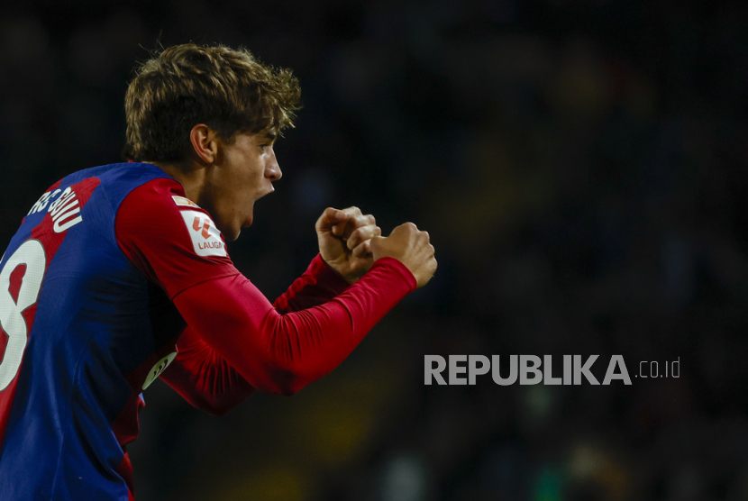 Pemain muda Barcelona, Marc Guiu, berselebrasi usai mencetak gol ke gawang Athletic Bilbao dalam lanjutan La Liga Spanyol, Senin (23/10/2023) dini hari WIB.