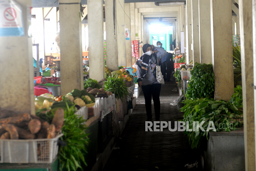 Warga berbelanja kebutuhan sehari-hari di Pasar Ngasem, Yogyakarta, Selasa (15/3/2022). Menurut pedagang harga sembako masih relatif stabil dua pekan jelang Ramadhan. Pedagang mengeluhkan masih langkanya pasokan minyak goreng hingga saat ini.