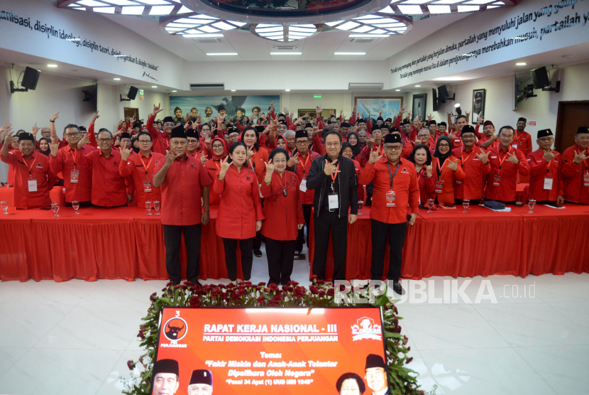 Ketua Umum PDIP Megawati Soekarnoputri (tengah), dan sejumlah kader berfoto usai penutupan Rakernas III PDI Perjuangan di Sekolah Partai DPP PDIP, Jakarta, Kamis (8/6/2023).