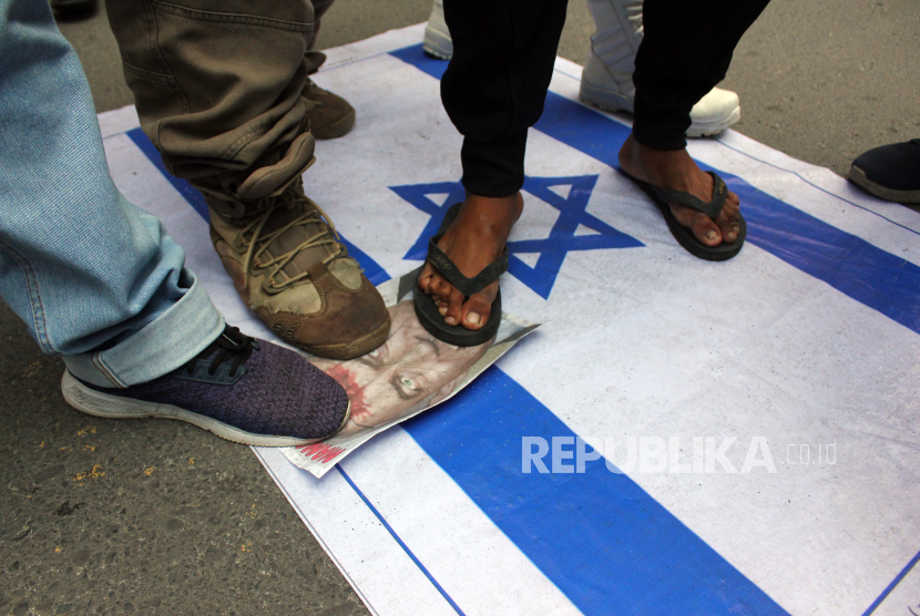 Pengunjuk rasa menginjak bendera Israel dan foto Presiden Amerika Serikat Joe Biden saat aksi bela Palestina. Tak hanya aksi, gerakan untuk memboikot Israel pun semakin beragam dan menyebar