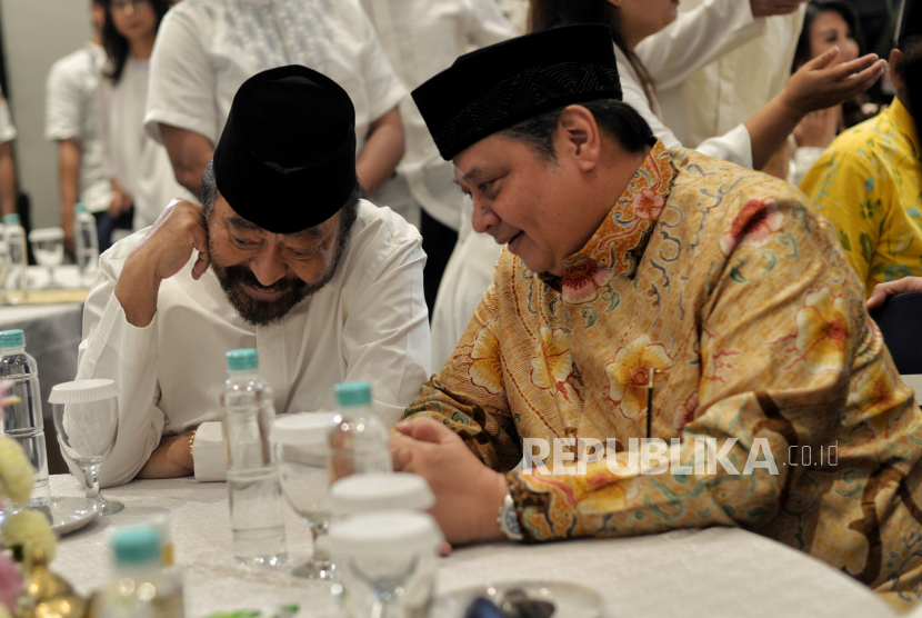 Ketua Umum Partai Nasdem Surya Paloh berbincang bersama Ketua Umum Partai Golkar sekaligus Menko Perekonomian Airlangga Hartato  (kanan) saat menghadiri acara buka puasa bersama di Nasdem Tower, Jakarta Pusat, Sabtu (25/3/2023). 