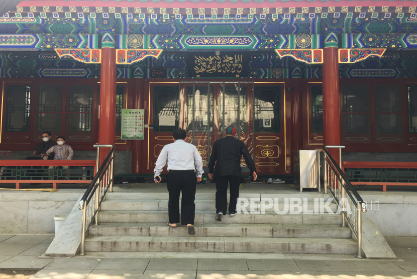 Warga muslim bersiap mengikuti sholat jumat di Masjid Nandouya, Beijing, China (ilustrasi)