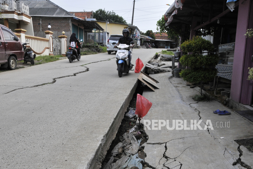 Tanah bergerak (ilustrasi). BPBD Kabupaten Garut, Jawa Barat, memantau tanah bergerak melanda pemukiman warga Kecamatan Banjarwangi.