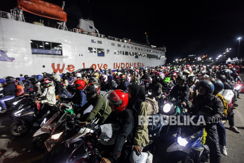 Sejumlah pemudik motor menunggu antrean untuk menaiki kapal di Pelabuhan Ciwandan, Cilegon, Banten, Sabtu (6/4/2024). 