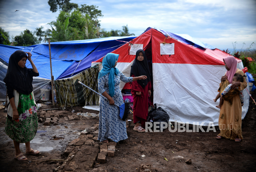 Pengungsi beraktivitas di tenda darurat, ilustrasi. Sejumlah pengungsi bencana gempa di Kampung Nagrak, Desa Nagrak, Kabupaten Cianjur, Jawa Barat, menggunakan air selokan yang ada di pinggir jalan untuk aktivitas atau kebutuhan di tenda pengungsian.