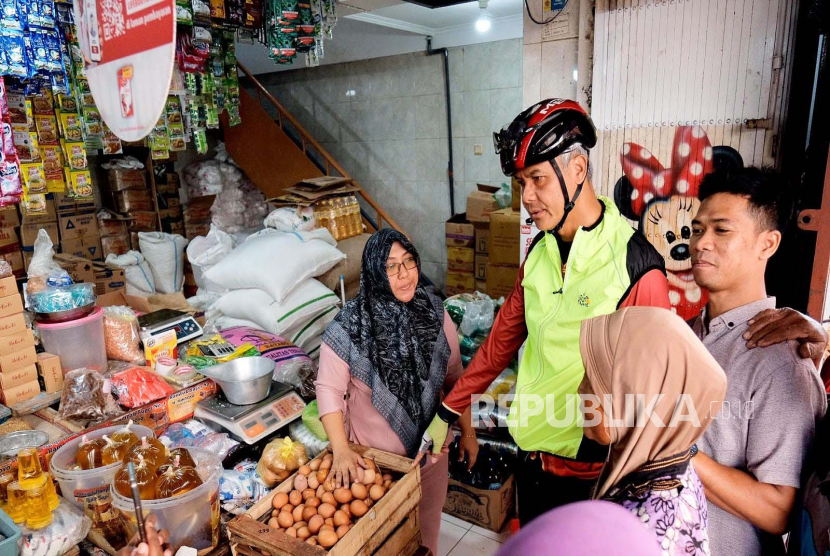 Gubernur Jawa Tengah, Ganjar Pranowo saat meninjau sejumlah pasar tradisional di Kota Semarang, untuk memantau harga dan stok sejumlah komoditas pemicu inflasi, beberapa waktu lalu. 