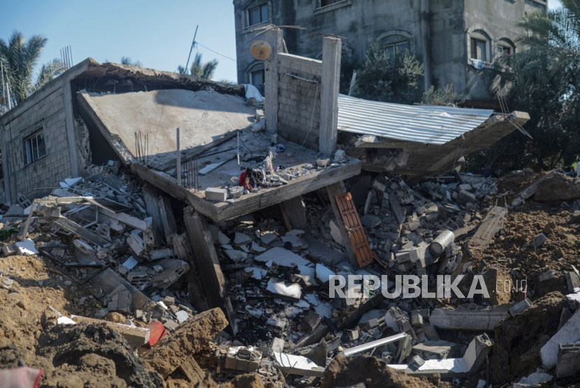 Rumah keluarga Abu Naseir hancur menyusul serangan udara awal Israel di Deir Al Balah di Jalur Gaza selatan, (3/2/2024).