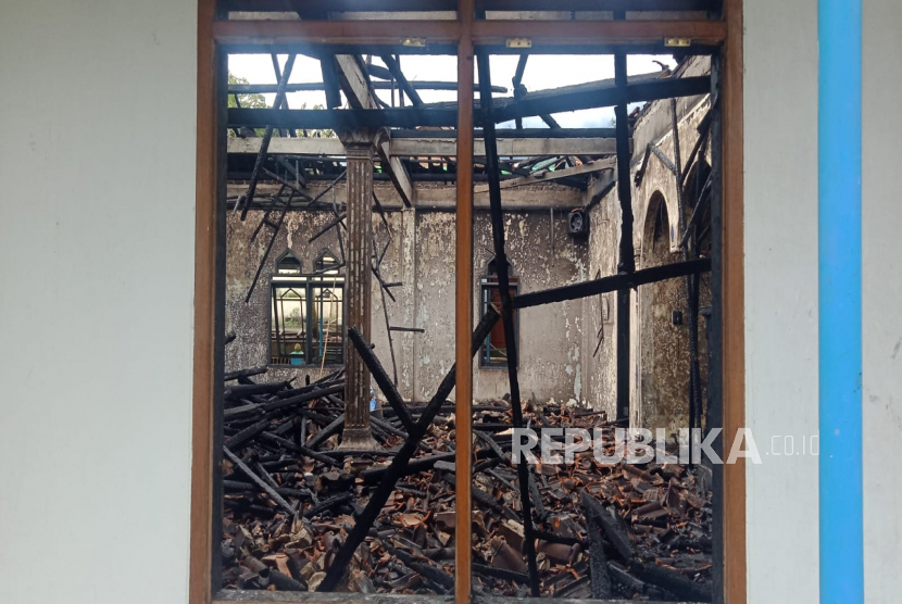 Kondisi masjid di Desa Lembang, Kecamatan Leles, Kabupaten Garut, pascakebakaran, Senin (23/1/2023). Diduga kebakaran di masjid itu dipicu warga yang mengalami gangguan kejiwaan (ODGJ).
