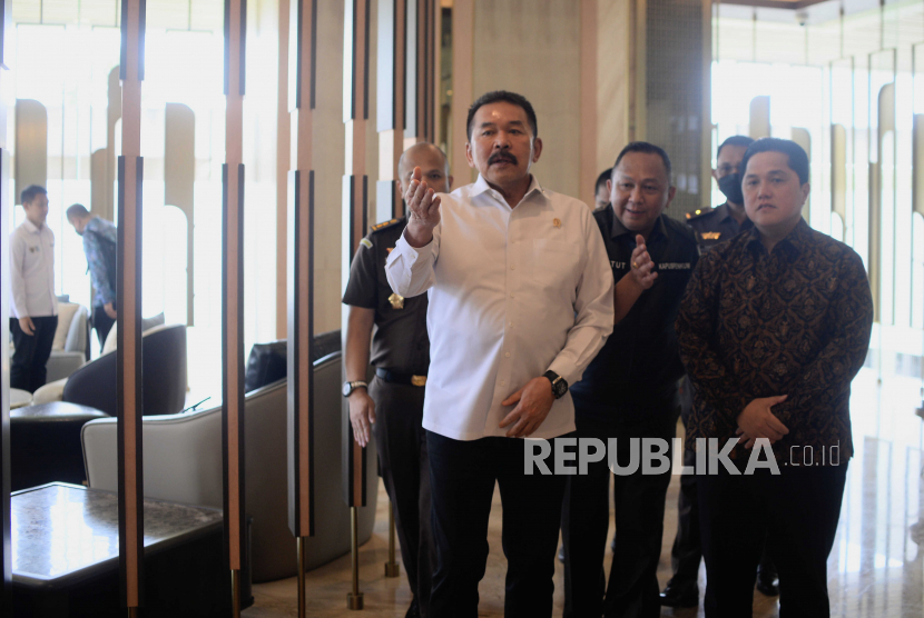 Jaksa Agung RI ST Burhanuddin (kiri) bersama Menteri BUMN Erick Thohir (kanan) usai menggelar pertemuan di Gedung Kejaksaan Agung, Jakarta, Senin (6/3/2023). Kejaksaan Agung telah menyerahkan aset-aset Jiwasraya atau PT Asuransi Jiwasraya (persero) berupa surat berharga senilai Rp 3,1 triliun kepada Kementerian BUMN.