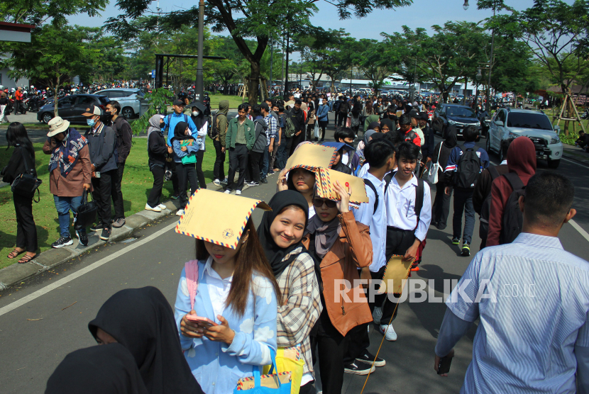  Para pencari kerja mengantre saat mengikuti agenda bursa kerja (job fair) yang digelar di Dinas Ketenagakerjaan Kota Bandung di Kiara Artha Park, Kota Bandung, Jawa Barat, Selasa (20/6/2023). 
