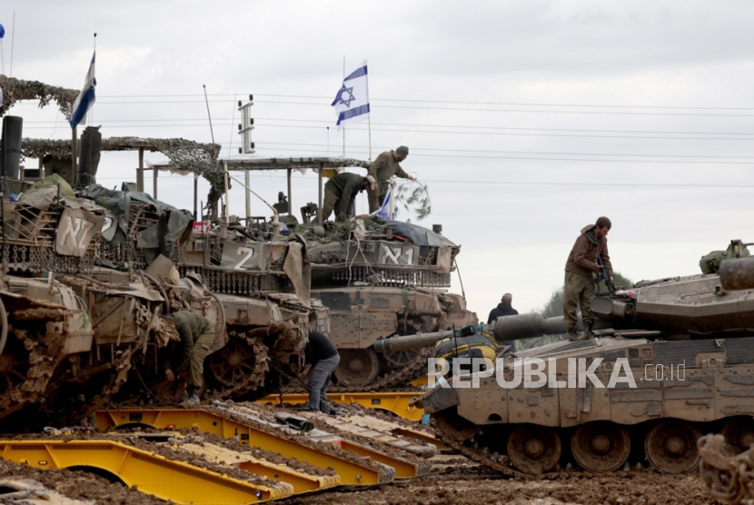 Israeli Merkava tanks from the Reserve Brigade 4 are loaded on trucks after they pulled out from southern Gaza Strip, at an undisclosed location in Israel, 28 January 2024. More than 26,200 Palestinians and at least 1,330 Israelis have been killed, according to the Palestinian Health Ministry and the Israel Defense Forces (IDF), since Hamas militants launched an attack against Israel from the Gaza Strip on 07 October 2023, and the Israeli operations in Gaza and the West Bank which followed it.