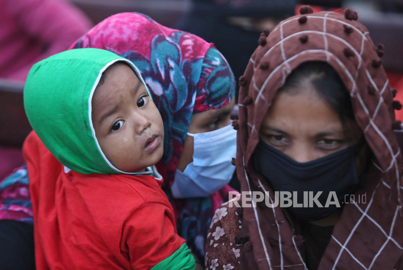 UNHCR Luncurkan Aplikasi Zakat Mudahkan Donasi Pengungsi. Pengungsi Rohingya menunggu di kapal angkatan laut untuk diangkut ke pulau terpencil di Teluk Benggala, di Chittagong, Bangladesh, Selasa, 29 Desember 2020. 