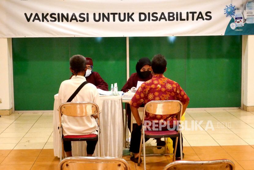 Relawan membantu screening warga disabilitas untuk vaksinasi Covid-19 di Taman Pintar, Yogyakarta (ilustrasi)