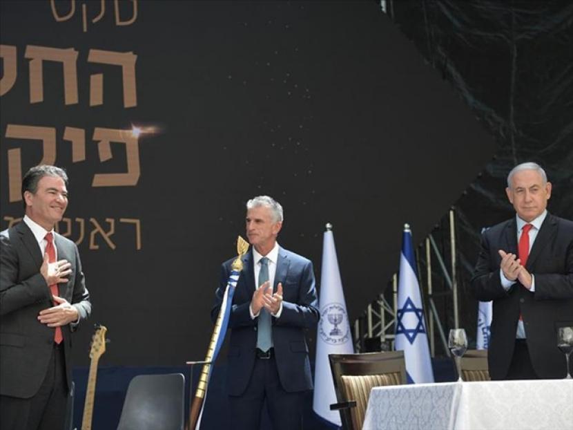 Pemimpin oposisi sayap kanan Benjamin Netanyahu menolak untuk menyerahkan kekuasaan kepada penggantinya, Perdana Menteri Naftali Bennett, dengan sebuah upacara.