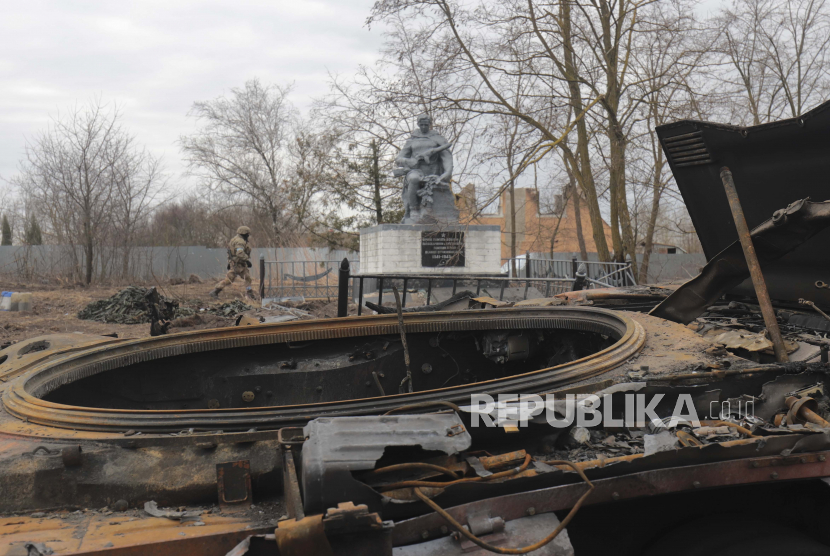  Puing-puing tank Rusia di depan monumen Warrier - liberator pada Perang Dunia II 1942-1945 di desa Lukyanivka, yang dibebaskan dari pasukan Rusia, tidak jauh dari Kyiv (Kiev), Ukraina, 28 Maret 2022. Pada 24 Februari, pasukan Rusia memasuki wilayah Ukraina dalam apa yang presiden Rusia nyatakan sebagai 