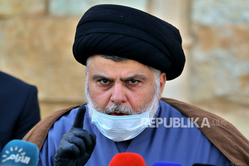 Ulama Syiah berpengaruh Muqtada al-Sadr mundur dari aktivitas politik. Hal ini memicu bentrokan hebat di Irak