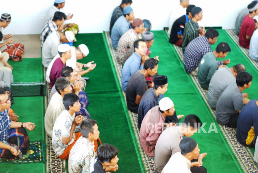 Ratusan pekerja konstruksi yang tengah melaksanakan pembangunan infrastruktur di IKN Nusantara melaksanakan shalat berjamaah di Masjid Al Ikhwan di kawasan hunian pekerja, Kamis (29/6/2023).