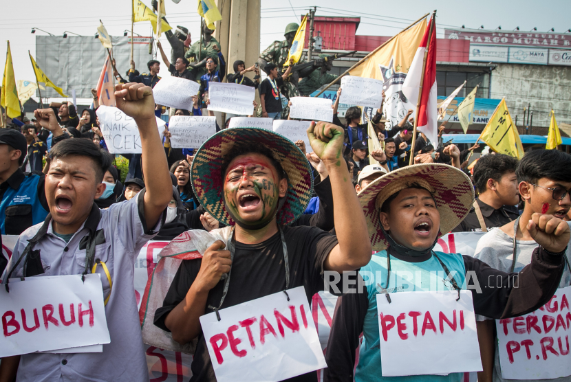 Mahasiswa yang tergabung dalam Pergerakan Mahasiswa Islam Indonesia (PMII) Sukoharjo melakukan unjuk rasa menolak kenaikan harga bahan bakar minyak (BBM) bersubsidi, di Kartasura, Sukoharjo, Jawa Tengah, Selasa (6/9/2022). 