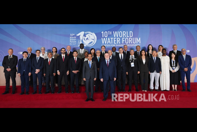 Presiden Joko Widodo (depan, kiri) berfoto bersama Presiden World Water Council Loic Fauchon (depan, kanan) dan sejumlah pengurus World Water Council sebelum Pertemuan Tingkat Tinggi World Water Forum ke-10 2024 di Nusa Dua, Badung, Bali, Senin (20/5/2024). 