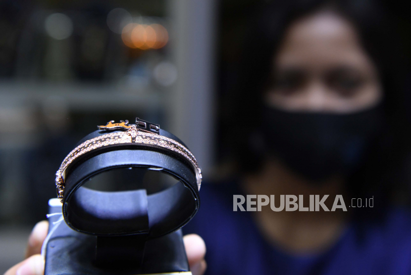 Pekerja menunjukan perhiasan emas (ilustrasi). BPS Jawa Timur mencatat terjadinya inflasi di Provinsi Jawa Timur pada Mei 2021, salah satunya karena kenaikan harga barang seperti perhiasan emas.
