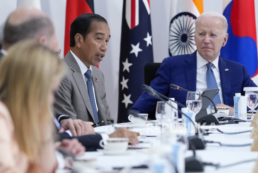 Presiden Joe Biden menyaksikan Presiden Indonesia Joko Widodo (kiri) berbicara pada acara tentang infrastruktur dan investasi global selama KTT G7 di Hiroshima, Jepang, Sabtu (20/5/2023).
