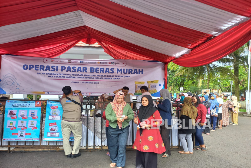 Warga mengantre untuk bisa membeli beras murah saat Operasi Pasar Murah di halaman Kantor Kecamatan Ciamis, Kabupaten Ciamis, Jawa Barat, Senin (13/2/2023).