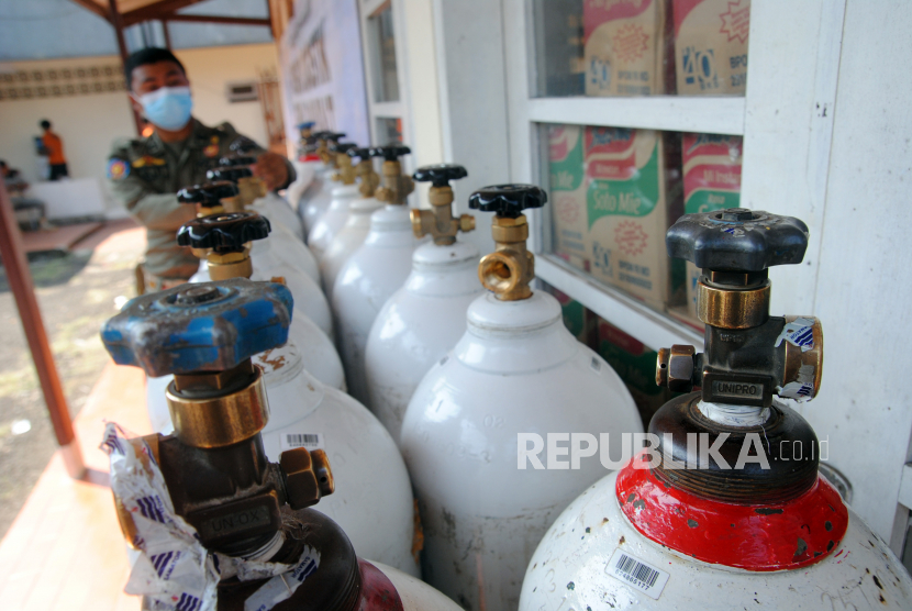 Anggota Satpol PP Kota Bogor bersiap mengangkat tabung gas oksigen untuk RS Lapangan Kota Bogor di Posko Logistik PPKM Darurat, Gedung Wanita, Kota Bogor, Jawa Barat.