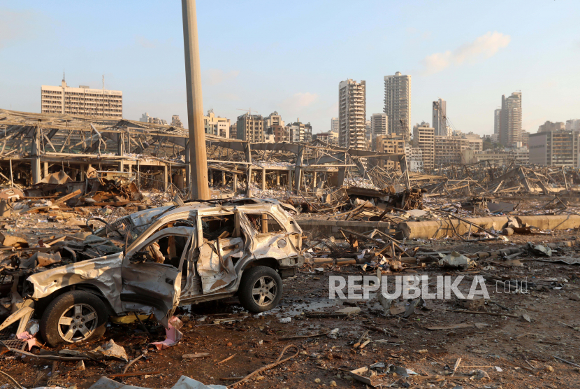 Sebuah mobil yang hancur terlihat didekat lokasi ledakan di Beirut, Lebanon, Selasa (4/8). REUTERS/Mohamed Azakir