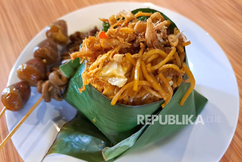 Nasi ponggol khas Tegal menjadi menu andalan di Kafe Podjok Tjikini, Whiz Hotel Cikini Jakarta. 