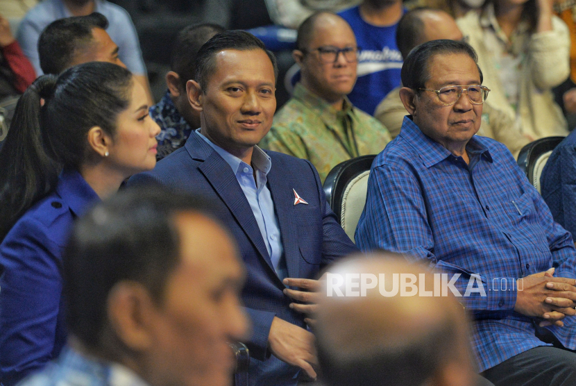 Ketua Majelis Tinggi Partai Demokrat Susilo Bambang Yudhoyono bersama Ketua Umum Partai Demokrat Agus Harimurti Yudhoyono (AHY) .